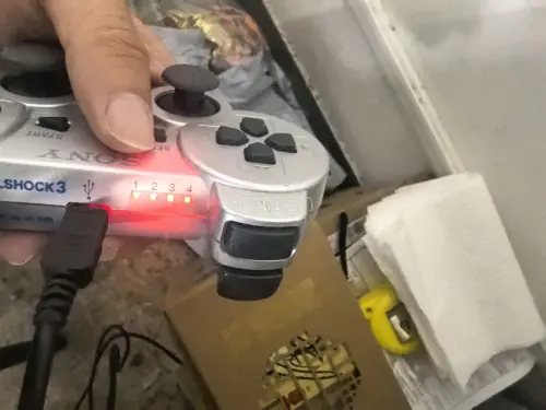 这次来的是PS3的无线银色手柄。下面是功能简介，PS3 银色无线手柄 (DualShock 3 Satin Silver) 
 型号：Sony 原装 CECHZC2U，satin silver（哑光银/绸缎银） 经典人体工学握把，银色磨砂金属质感外壳，搭配黑色摇杆与...