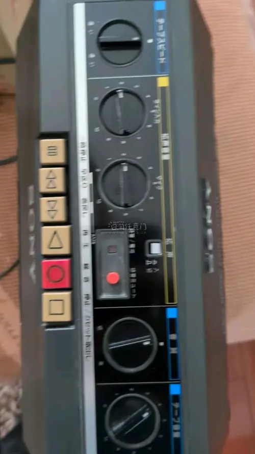 这次收到货不到一个月，索尼多功能收音录音机，及小型电视机,物流速度好快没有损坏，功能正常，可以使用,东西包装严实，录音机电视功能也正常。平台购物方便快捷，航空运及时给力，一如继往还会支持，推荐任意门购物平台!