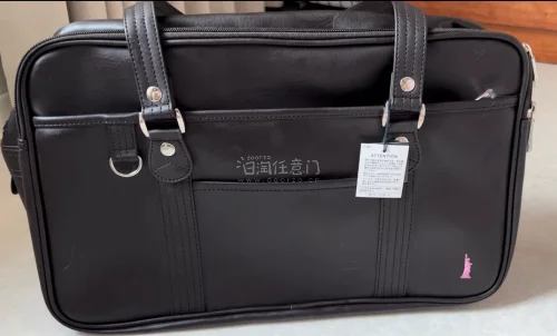 挖到的这款制服包质感真的绝，深棕皮面细腻挺括，走线工整扎实，小巧的粉色自由女神刺绣精致又低调，通勤或是搭JK制服都适配。多亏挖煤姬省心靠谱，海淘流程清晰透明，物流轨迹更新细致，清关环节稳妥顺畅，轻轻松松就收到品相完好的心仪美包，海淘选它真的很安心。