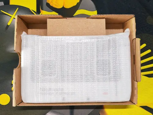 之前就一直想收一台SFC限定版的新大三，刷了很久的煤炉偶然间发现了这一台。卖家的描述是使用很少接近未使用，而且也有保护壳和保护膜。反复确认了照片的成色以后，砍价申请也顺利通过，于是果断拿下。国际快递走的邮政Air，打包认真，快递速度也很快，开箱以后发现成色确实可以，...