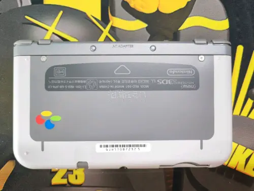 之前就一直想收一台SFC限定版的新大三，刷了很久的煤炉偶然间发现了这一台。卖家的描述是使用很少接近未使用，而且也有保护壳和保护膜。反复确认了照片的成色以后，砍价申请也顺利通过，于是果断拿下。国际快递走的邮政Air，打包认真，快递速度也很快，开箱以后发现成色确实可以，...
