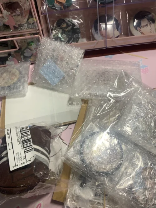 又一次完美下车！本次入手毛绒玩偶、吧唧和亚克力周边。卖家物品保存状态很好，仓库加固包装用心，吧唧没有锈点，亚克力无划痕，毛绒干净无污渍。全程物流信息透明，合单操作便捷，淘日谷非常安心，以后继续在这里蹲梦情谷！