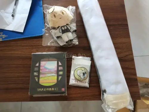 大家好，欢迎收看我的七月挖煤姬暑期购物清单分享，这次又在挖煤姬买了很多周边，这次淘到了近侍曲cd，长条趴趴，迷你散步娃还有极化冰箱贴，冰箱贴一眼就看上了，但是没有拼到团于是在煤炉蹲了，看到价格合适的就下手了，实物很不错，都很物美价廉。这次还是用的邮政epl，价格实惠...