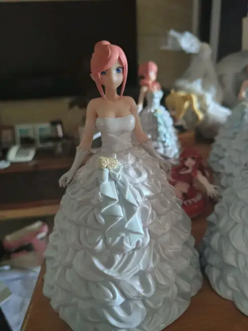 这次购买了轻音少女还有五等分姐妹的手办 很多 买了琴吹紬平泽唯的粘土人 还有五姐妹的手办很多 很好看很萌 走的海运线路包的很严实很好 没有损坏