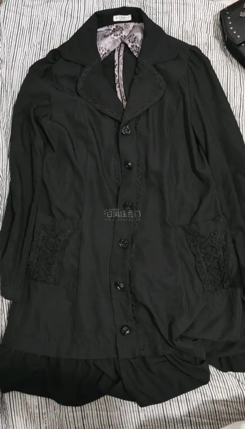 这次在挖煤姬代切煤炉中古服饰体验感满分，顺利入手axes femme长款外套和黑色泡泡袖网纱内搭，以及一只哥特铆钉棺材斜挎包。
 
平台全程中文界面，新手也能轻松看懂商品细节。下单后每一步物流、入库称重、合单进度都会推送提醒，各项手续费、日本本地运费明码标价，没有隐...