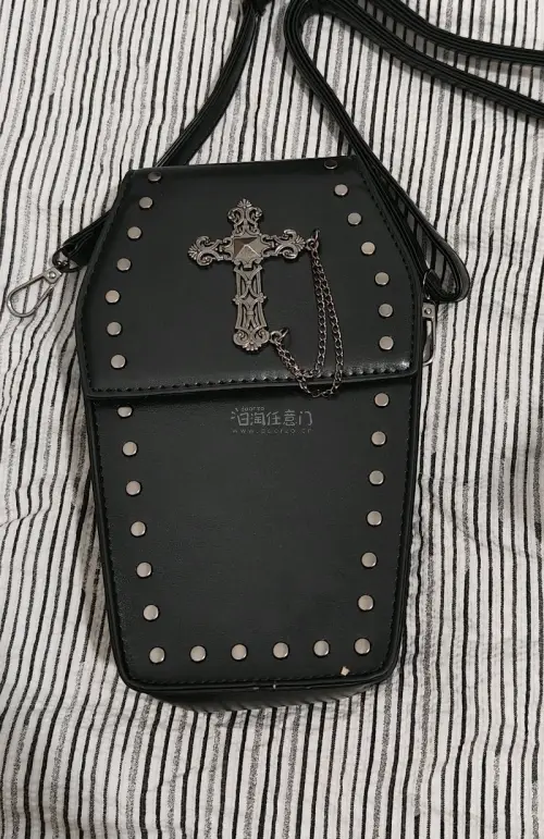 这次在挖煤姬代切煤炉中古服饰体验感满分，顺利入手axes femme长款外套和黑色泡泡袖网纱内搭，以及一只哥特铆钉棺材斜挎包。
 
平台全程中文界面，新手也能轻松看懂商品细节。下单后每一步物流、入库称重、合单进度都会推送提醒，各项手续费、日本本地运费明码标价，没有隐...