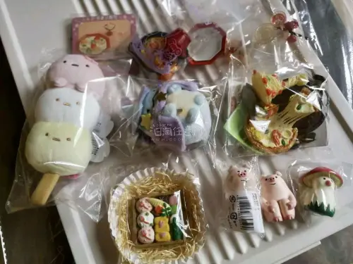 买到了心心念念很久的魔法师水龙和三色圆子，软糯糯～还收到了绝版的rement和decole小摆件，摆在一起太香了～依旧是没有选择加固，到手里面垫了缓冲膜，箱子也很硬朗，幸运地没有被税～
