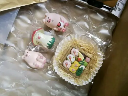买到了心心念念很久的魔法师水龙和三色圆子，软糯糯～还收到了绝版的rement和decole小摆件，摆在一起太香了～依旧是没有选择加固，到手里面垫了缓冲膜，箱子也很硬朗，幸运地没有被税～