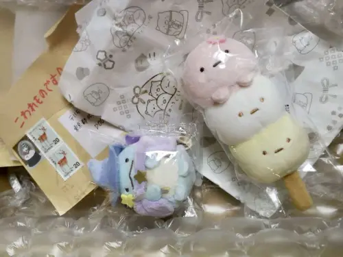 买到了心心念念很久的魔法师水龙和三色圆子，软糯糯～还收到了绝版的rement和decole小摆件，摆在一起太香了～依旧是没有选择加固，到手里面垫了缓冲膜，箱子也很硬朗，幸运地没有被税～