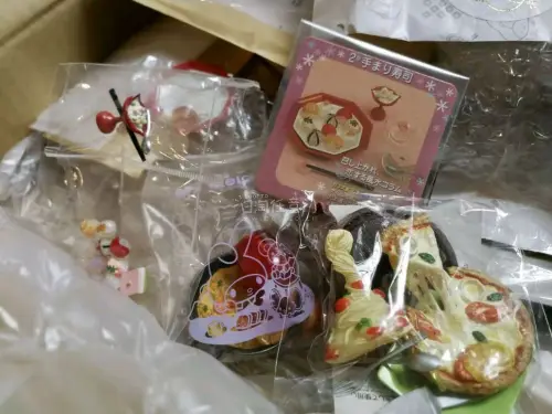买到了心心念念很久的魔法师水龙和三色圆子，软糯糯～还收到了绝版的rement和decole小摆件，摆在一起太香了～依旧是没有选择加固，到手里面垫了缓冲膜，箱子也很硬朗，幸运地没有被税～