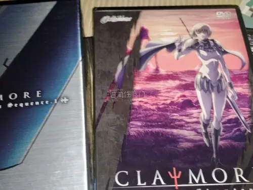 这是大剑claymore dvd盒装特辑的第一卷，虽然是二十年前的东西，但保存的品相还不错，光盘本体没有磨损，真的非常感谢挖煤姬让我买到这么好的东西
