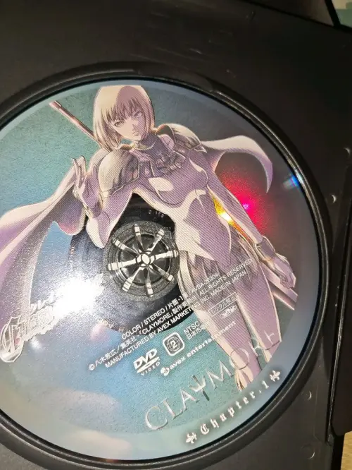 这是大剑claymore dvd盒装特辑的第一卷，虽然是二十年前的东西，但保存的品相还不错，光盘本体没有磨损，真的非常感谢挖煤姬让我买到这么好的东西