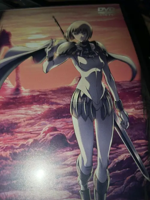 这是大剑claymore dvd盒装特辑的第一卷，虽然是二十年前的东西，但保存的品相还不错，光盘本体没有磨损，真的非常感谢挖煤姬让我买到这么好的东西