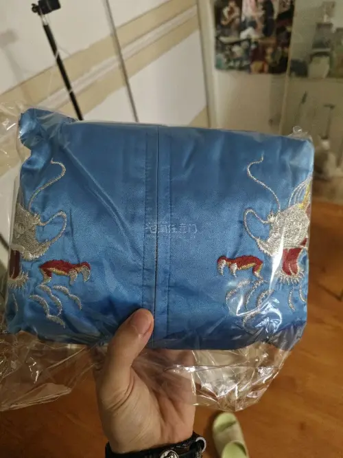 到之前非常忐忑不安，结果顺利过关，很快就到手了，衣服状态也非常好！特别满意，状态很新，没有瑕疵，非常感谢