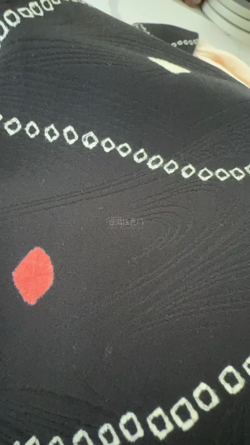 快递运输非常快，十天就到家了，内容物完好无损，包裹很严实！趁着汇率低的时候大淘了一波，衣服质量很好！