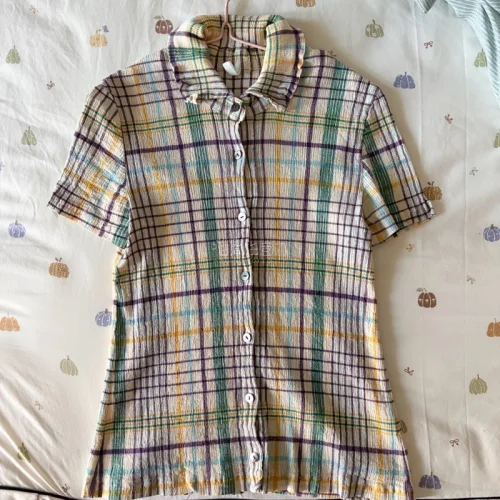 两件上衣，一个吊带半裙套装。
这次走的邮政，速度很快，实物很美丽。
配色不扎眼，属于越看越好看的类型，唯一就是图一的短袖（说是短袖，其实版型可能更接近于连衣裙）买大了，面料非常舒服，也是值得的划算的。
