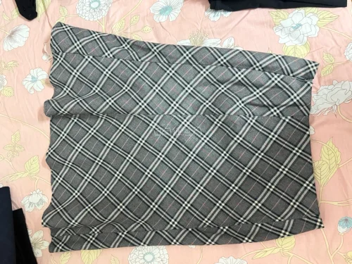 这个暑假的海淘战果来啦！在挖煤姬入手了两条超百搭的半身裙，件件都很满意，来晒晒我的暑期已购清单～

▪️牛仔直筒半裙
深牛仔蓝的水洗质感超正，直筒版型利落又藏肉，腰头内侧的格纹包边是很戳人的小细节。日常搭配T恤、衬衫都很适配，复古休闲感拉满，属于衣柜里穿很久都不会过...