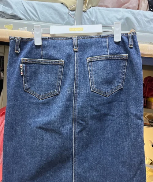 这个暑假的海淘战果来啦！在挖煤姬入手了两条超百搭的半身裙，件件都很满意，来晒晒我的暑期已购清单～

▪️牛仔直筒半裙
深牛仔蓝的水洗质感超正，直筒版型利落又藏肉，腰头内侧的格纹包边是很戳人的小细节。日常搭配T恤、衬衫都很适配，复古休闲感拉满，属于衣柜里穿很久都不会过...