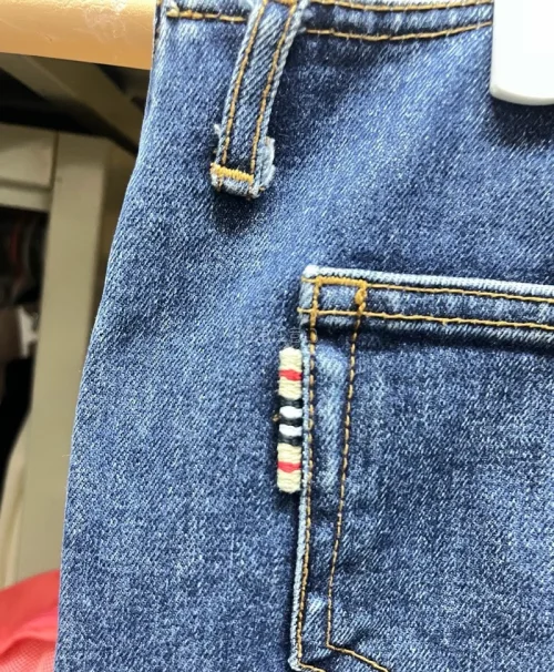 这个暑假的海淘战果来啦！在挖煤姬入手了两条超百搭的半身裙，件件都很满意，来晒晒我的暑期已购清单～

▪️牛仔直筒半裙
深牛仔蓝的水洗质感超正，直筒版型利落又藏肉，腰头内侧的格纹包边是很戳人的小细节。日常搭配T恤、衬衫都很适配，复古休闲感拉满，属于衣柜里穿很久都不会过...