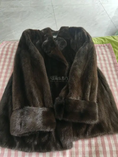 这次用挖煤姬挖到了两件中古皮草，一件男款，超级厚实有型，精美的内衬，一件染色款，我很喜欢，这次很满意！不负等待！