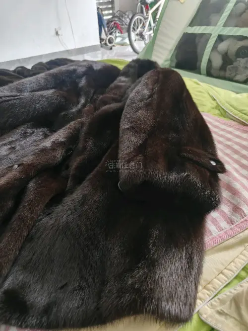 这次用挖煤姬挖到了两件中古皮草，一件男款，超级厚实有型，精美的内衬，一件染色款，我很喜欢，这次很满意！不负等待！
