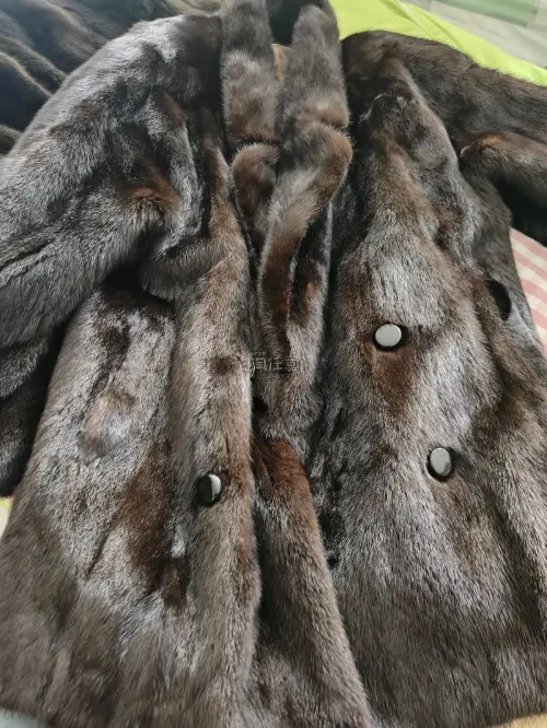 这次用挖煤姬挖到了两件中古皮草，一件男款，超级厚实有型，精美的内衬，一件染色款，我很喜欢，这次很满意！不负等待！