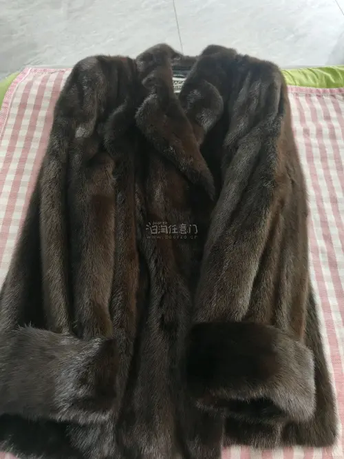 这次用挖煤姬挖到了两件中古皮草，一件男款，超级厚实有型，精美的内衬，一件染色款，我很喜欢，这次很满意！不负等待！