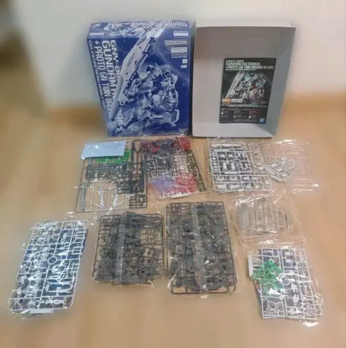 系列：MG 1/100 《机动战士高达00P》
​Gundam Rasiel 审判女神高达（搭载原型双GN加农炮）
​万代PB网络限定，2025年新品，日本本土生产
​秘天使高达的原型机，天人组织测试用机，稀有PB限定款

