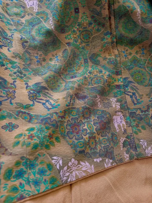 这一块布料是最近海淘回来最喜欢的，花纹颜色都很复古耐看太喜欢了，以及再一次感叹挖煤姬的物流速度太太太赞了，从发货到收到用了七八天，包裹安全无任何磕碰，内里物品被保护的非常好非常满意