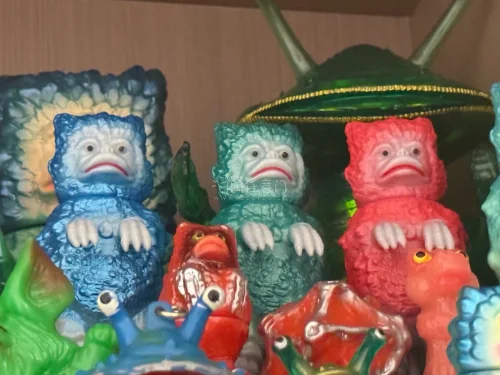 这次收到了三只bullmark小公牛皮蒙 三只都是不同的颜色喷涂 非常可爱小巧 放在柜子里 也很适配 真的非常可爱
