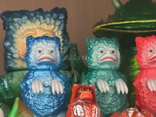 这次收到了三只bullmark小公牛皮蒙 三只都是不同的颜色喷涂 非常可爱小巧 放在柜子里 也很适配 真的非常可爱