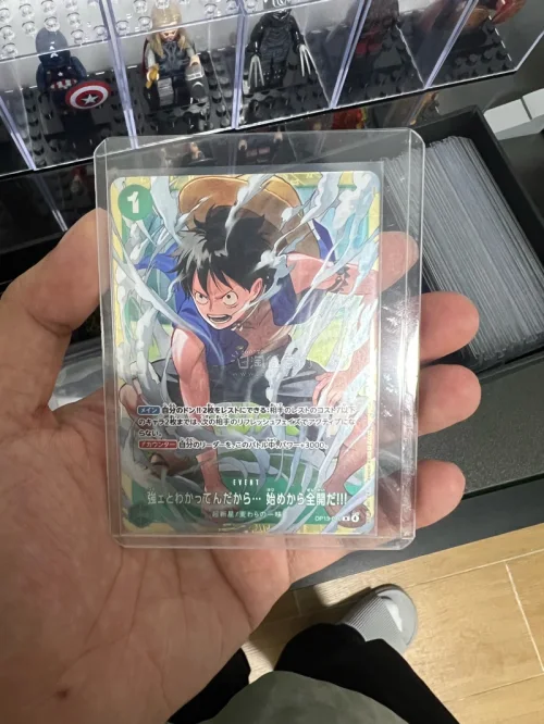 刚出就入手这张海贼王卡牌——OP13系列路飞“从一开始就全开！”事件卡！卡片封装完好，边缘无瑕，透光下闪膜效果绝美。挖煤姬的快乐就是这么简单