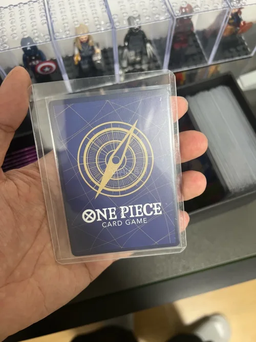 刚出就入手这张海贼王卡牌——OP13系列路飞“从一开始就全开！”事件卡！卡片封装完好，边缘无瑕，透光下闪膜效果绝美。挖煤姬的快乐就是这么简单