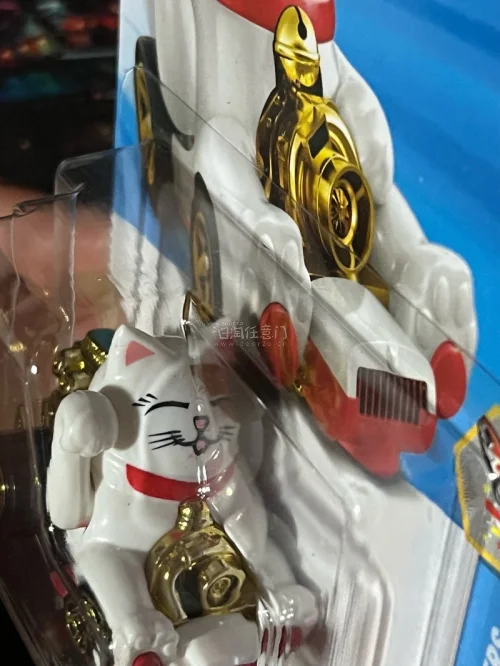 这次收到了去年人气很高的招财猫，补一个美版板卡，品相不错，另外还继续补充老版本六爪的599gtb，磨砂分色非常漂亮，很满意。物流这次也很稳定。