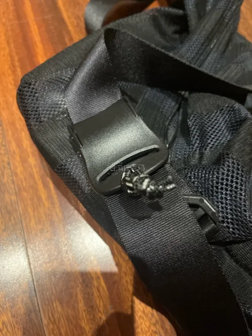 很喜欢这个品牌的理念，缺一款健身包，里面干湿分离，五金细节都很棒。看到立刻拍下，价格也很香。物流配送也算顺利，梅雨季包装也没出错。