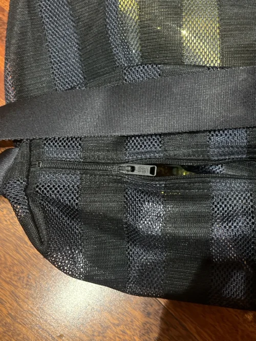 很喜欢这个品牌的理念，缺一款健身包，里面干湿分离，五金细节都很棒。看到立刻拍下，价格也很香。物流配送也算顺利，梅雨季包装也没出错。