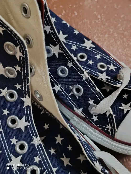 今年很流行的星星款 确实很好看 有点星空的意思，夏天女生穿有一些些可爱，也是我买的第二双了，喜欢的不得了
