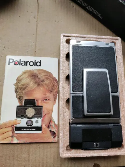 Sx70是宝丽来最为经典的型号 此次海淘的是声纳版本 带原包装和说明书，在气柱包装下完好无损的到我手上了
