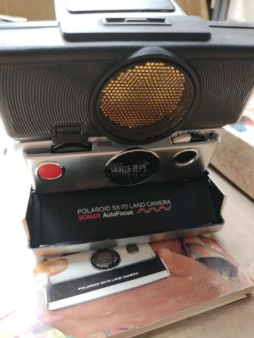 Sx70是宝丽来最为经典的型号 此次海淘的是声纳版本 带原包装和说明书，在气柱包装下完好无损的到我手上了