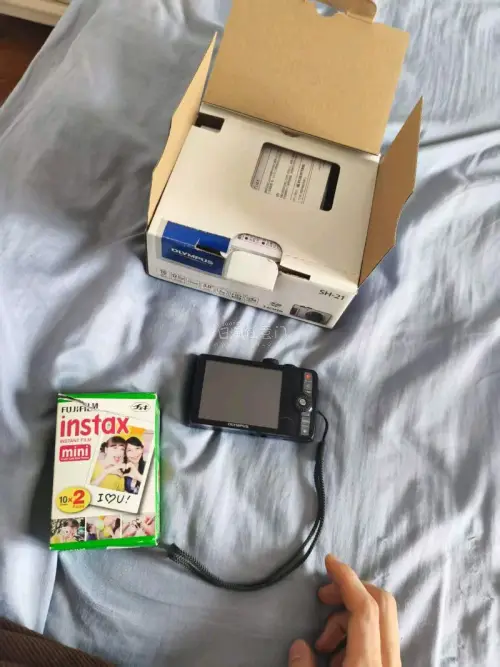 放假宅家，用新入手的奥林巴斯ccd美美出片啦，幸福感拉满。挖煤姬太好用了！界面清晰，搜索精准，一键翻译超省心。代拍超快，好价数码产品都能抢到。还有两盒相纸