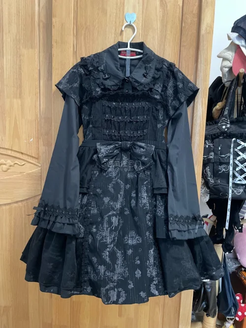 在挖煤姬买的洋服收到了！物流时效大约是一周左右，交完税费以后也是顺利到手了。虽然东西不重但是还是用了很厚实的纸箱包装，里面还垫了泡泡纸，包装得非常细心因此我的东西没有问题。
推荐推荐～