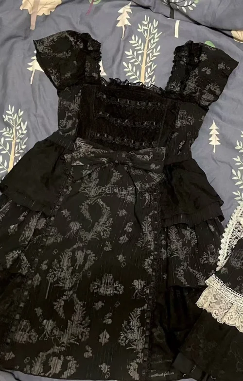 在挖煤姬买的洋服收到了！物流时效大约是一周左右，交完税费以后也是顺利到手了。虽然东西不重但是还是用了很厚实的纸箱包装，里面还垫了泡泡纸，包装得非常细心因此我的东西没有问题。
推荐推荐～