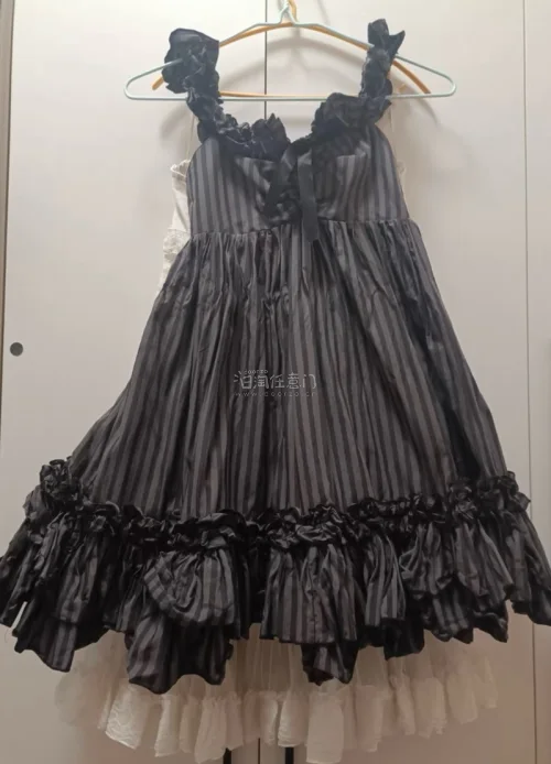 海淘这条连衣裙整体体验感拉满。衣服版型剪裁很正，上身气质温柔百搭，面料质感完全不输专柜款，成色和描述完全一致没有货不对板。打包防护到位，运输途中完好无损，国际物流顺畅，整个代购流程简单省心。小众款式不容易撞款，价格也很合适，后续买日牌衣服还会继续选择这里。