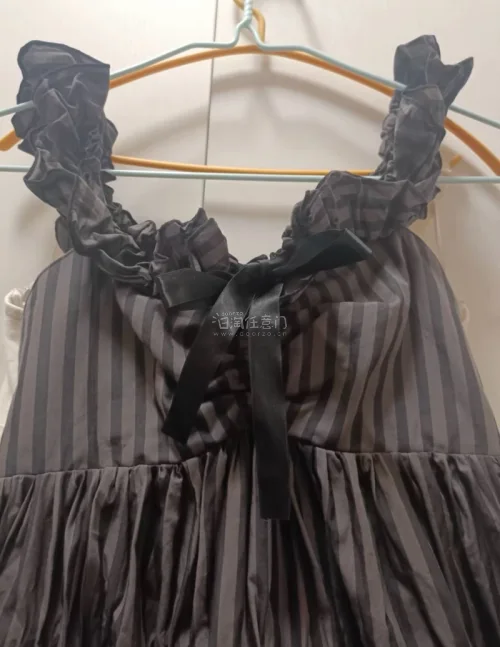 海淘这条连衣裙整体体验感拉满。衣服版型剪裁很正，上身气质温柔百搭，面料质感完全不输专柜款，成色和描述完全一致没有货不对板。打包防护到位，运输途中完好无损，国际物流顺畅，整个代购流程简单省心。小众款式不容易撞款，价格也很合适，后续买日牌衣服还会继续选择这里。