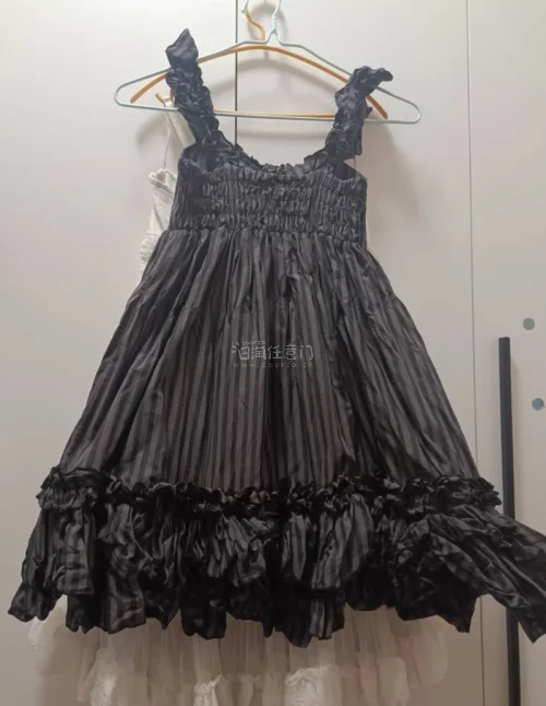 海淘这条连衣裙整体体验感拉满。衣服版型剪裁很正，上身气质温柔百搭，面料质感完全不输专柜款，成色和描述完全一致没有货不对板。打包防护到位，运输途中完好无损，国际物流顺畅，整个代购流程简单省心。小众款式不容易撞款，价格也很合适，后续买日牌衣服还会继续选择这里。