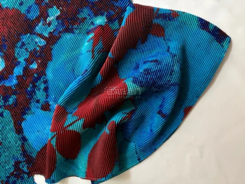 第一次用日拍，体验很不错，出价很快，还可以积分抵扣运费，感觉很满意，收到衣服确实很新很好看，下次会继续使用