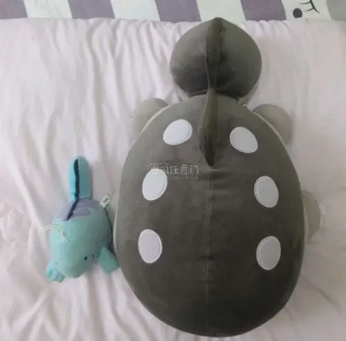玩偶做工细致没有多余线头，面料软乎乎的贴肤很舒服，造型和图片完全一致没有色差。填充饱满不会扁塌，大小合适抱着很有安全感，性价比很高，特别满意这次购物。