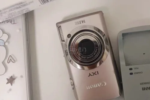 这次在挖煤姬淘到心心念念的佳能IXY10s CCD相机，特意选了海运渠道，性价比超高！平台自带日文翻译，浏览煤炉中古相机很轻松，入库实拍会把机身磨损、配件状态全部拍清楚，提前确认成色不怕踩雷。免费仓储可以囤货合单分摊运费，仓库打包特别用心，气泡膜裹满相机、电池和充电...