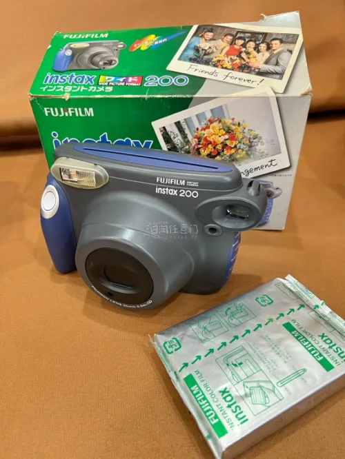 蹲了很久终于在挖煤姬拍到两台成色超棒的富士wide200！平台煤炉竞拍流程特别透明，每一轮出价记录都能清晰查看，还能直接查同款历史成交价比价，避免高价踩坑。
相机属于精密易碎设备，平台转运防护提醒做得很细致，不用自己操心海外邮寄的各类限制。线下实体店很难集齐成色完好...