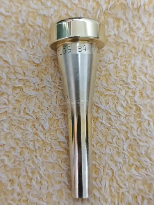 总体感觉还行，但没有莫奈号嘴那种酥麻振动的吹感，可能因为尾管不同，我也不确定，外观总体还行，但毕竟是二手，镀金层也基本磨完了